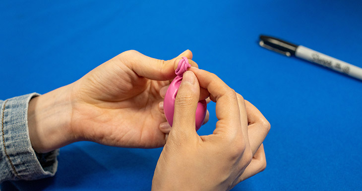 Tie off the balloon