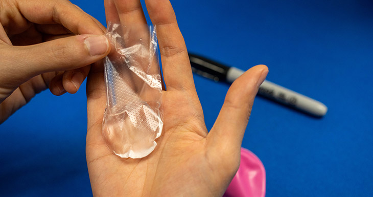 Pour 1-2 tablespoons of vinegar into the finger